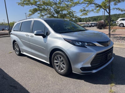 2024 Toyota Sienna LE