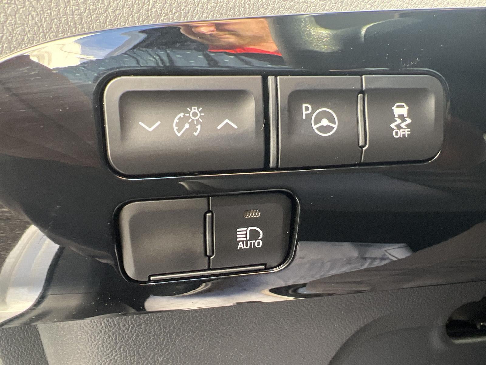 2022 Toyota Prius LE